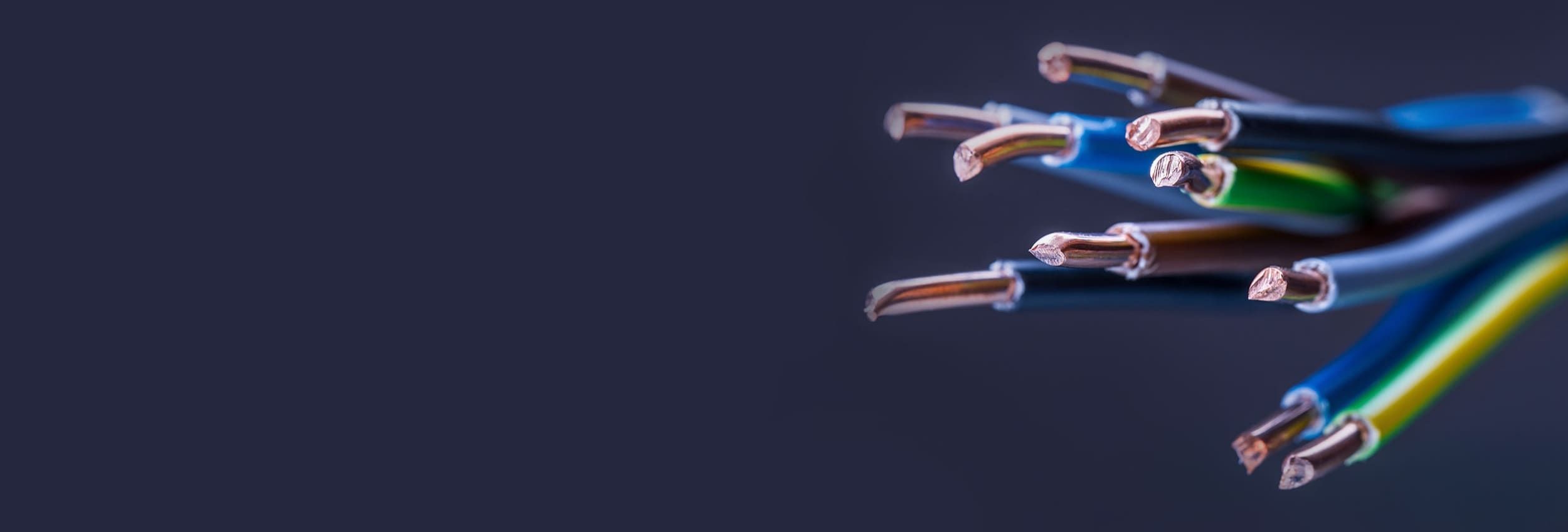 Mehrere bunte Kabel auf einem dunklen Hintergrund